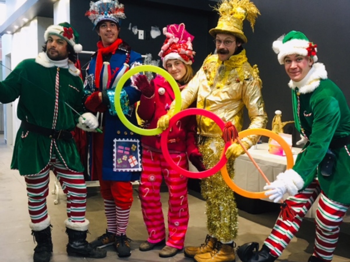 Troupe circassien de lutins du père noël jonglant avec des anneaux