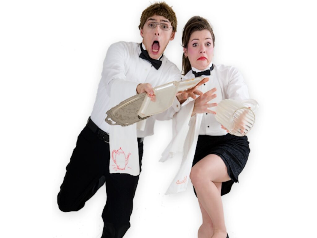 Deux personnages comiques incarnant des serveurs maladroits, en pleine interaction burlesque