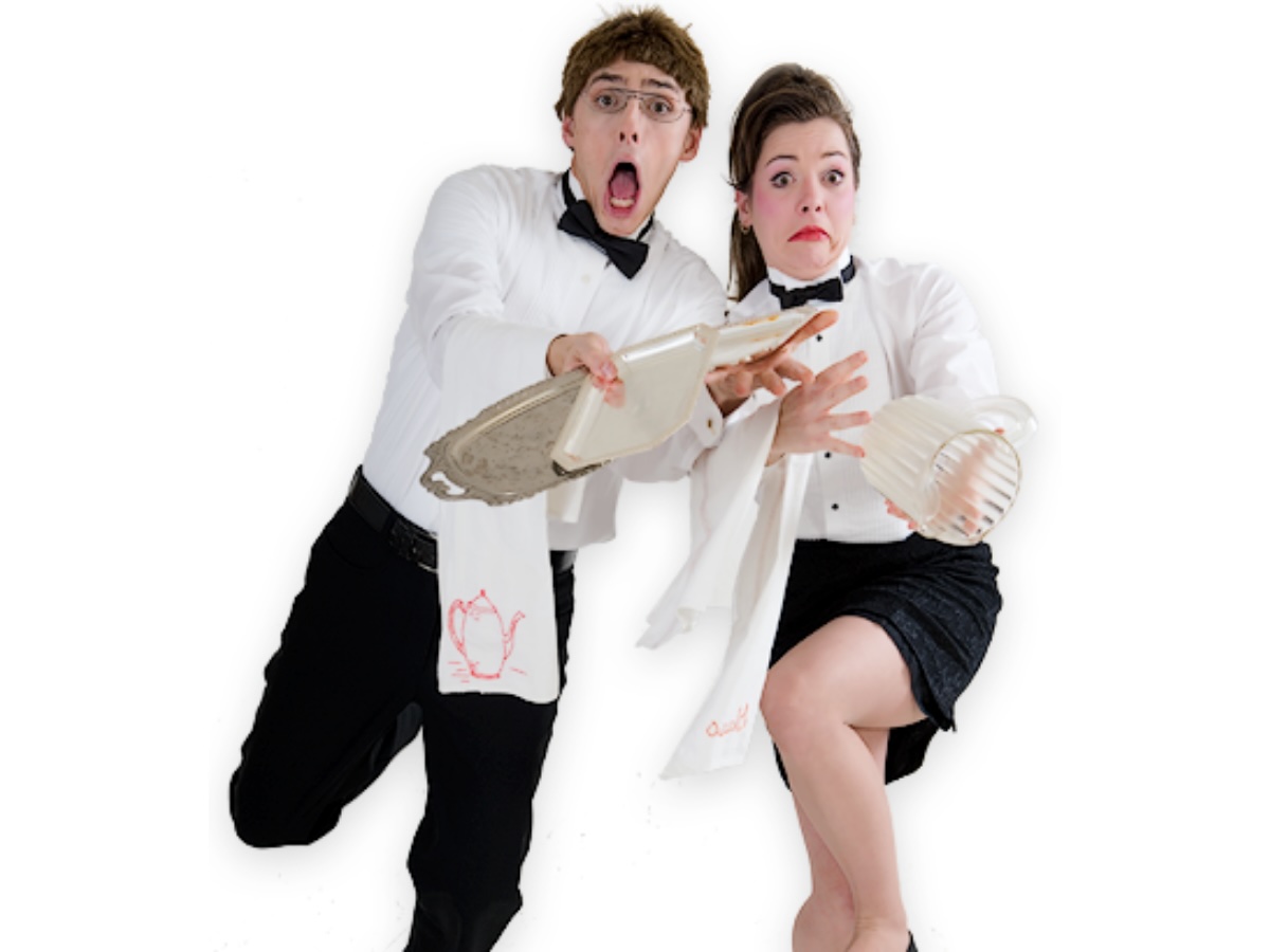 Deux personnages comiques incarnant des serveurs maladroits, en pleine interaction burlesque