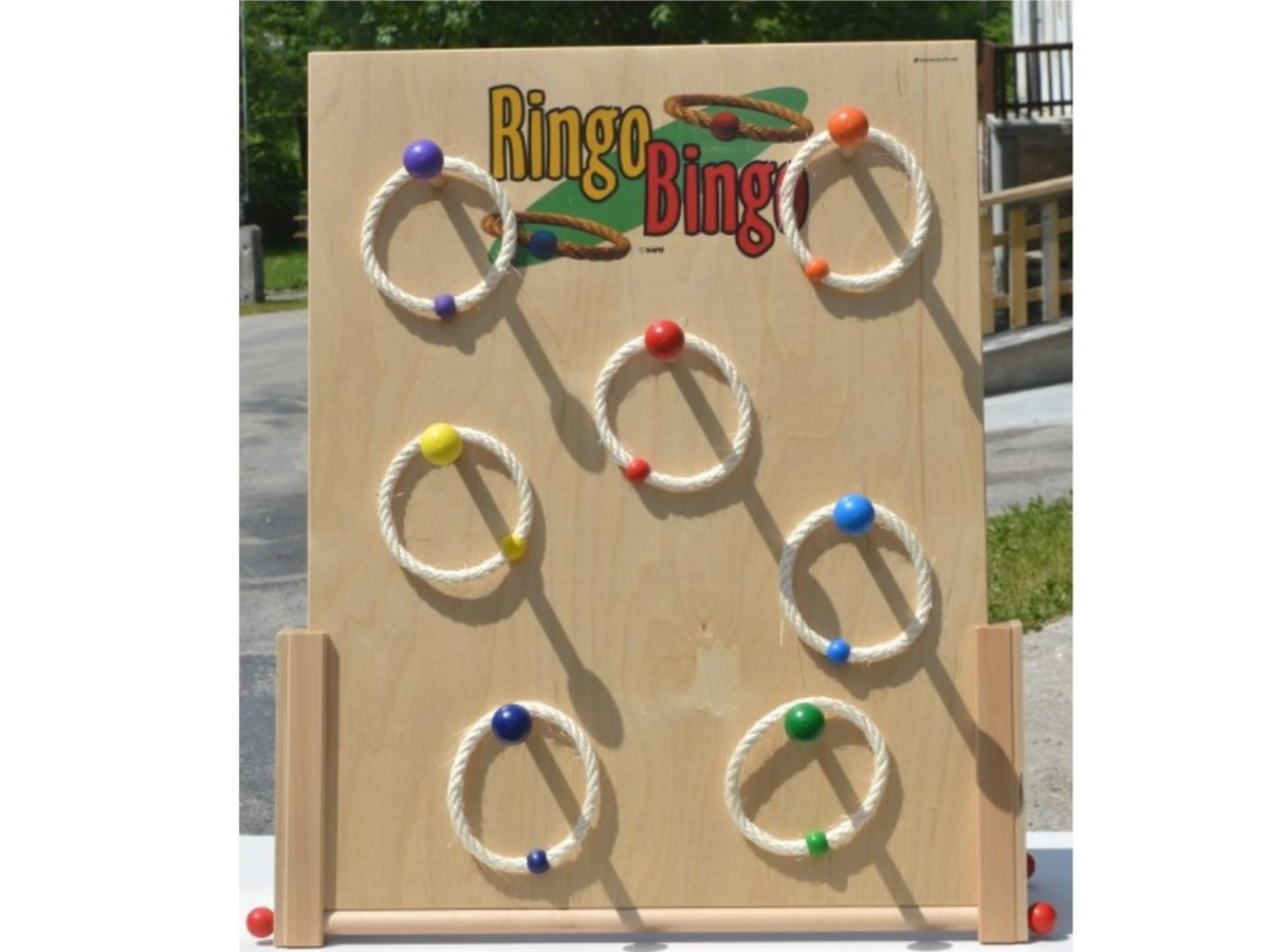 Jeu de ring bingo en bois, avec des anneaux à viser pour obtenir une combinaison gagnante