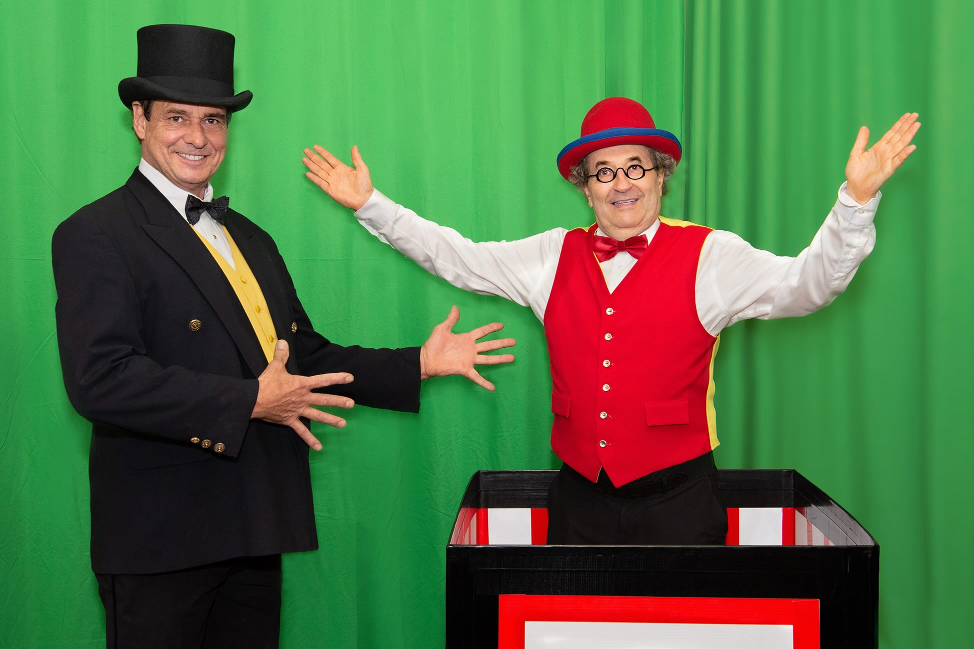 Mario fait apparaître Bernard dans une boîte lors d’un numéro comique