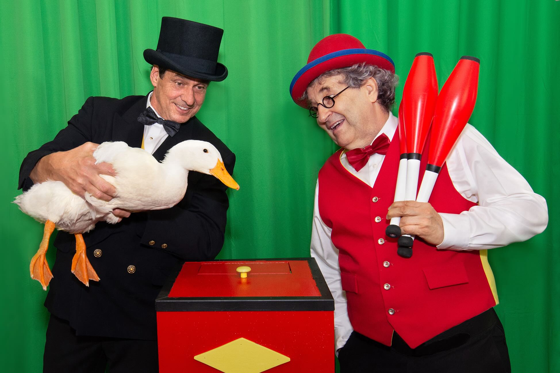 Bernard et Mario présentent un numéro comique avec un canard