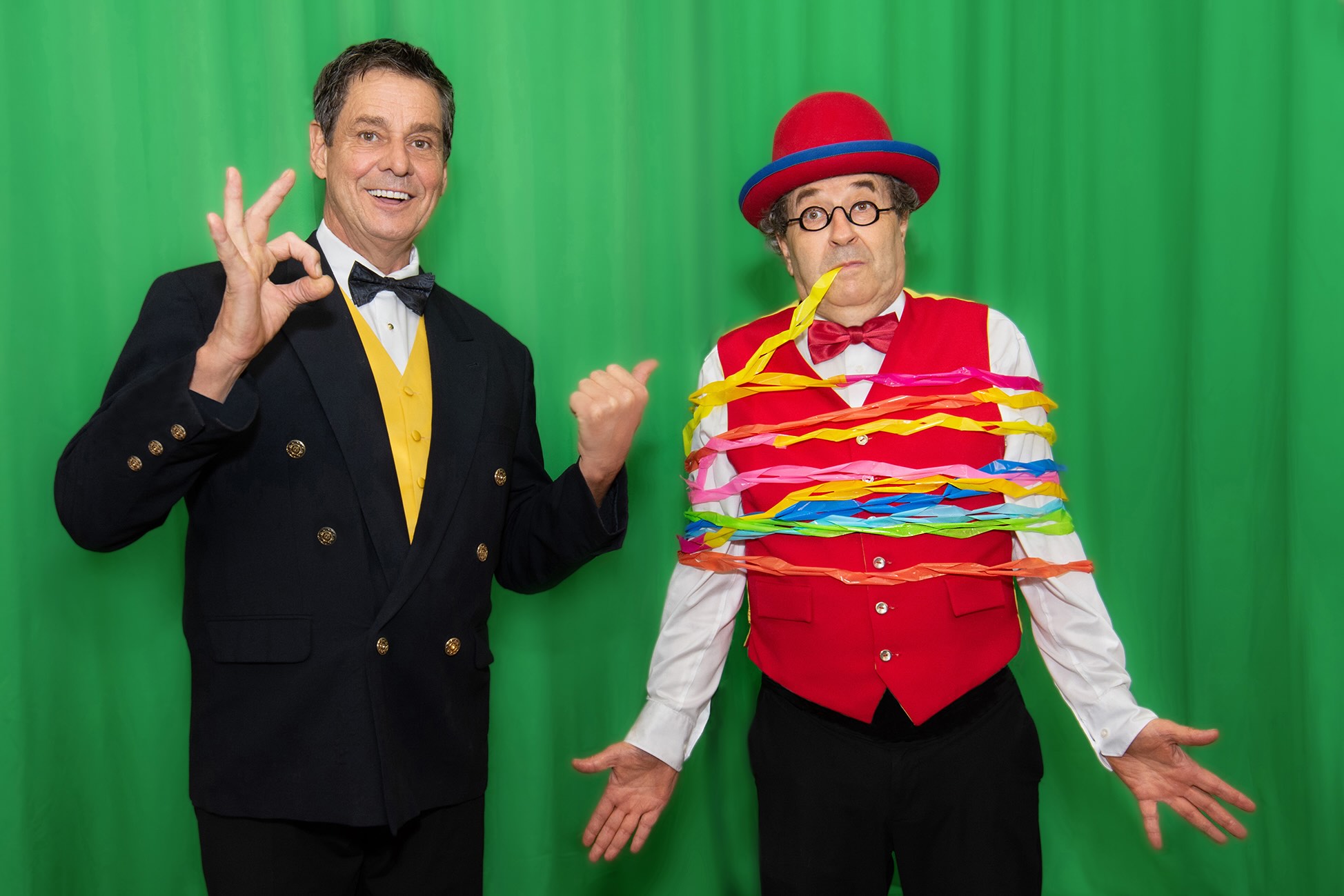 Numéro comique où Bernard est enroulé dans des banderoles par Mario